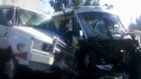 El accidente ocurrió cuando el microbús de la Ruta 118 perdió el control y brincó el camellón, embistió al transporte de carga y a un taxi.