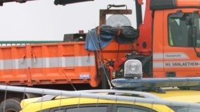 Detalles del cerco en el que unos ladrones se abrieron paso para llevarse unos paquetes de diamantes que iban a ser transportados en avión desde un aeropuerto de Bruselas, Bélgica.