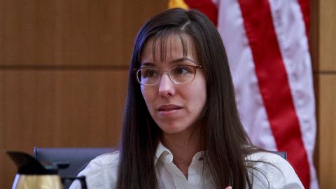 La hispana Jodi Arias alega que disparó a su novio en defensa propia y que no recuerda haberlo apuñalado.