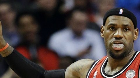 LeBron James consiguió 26 puntos y recuperó 12 rebotes