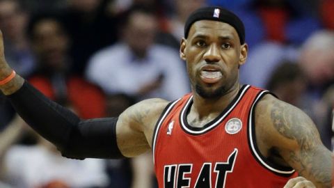 LeBron James consiguió 26 puntos y recuperó 12 rebotes