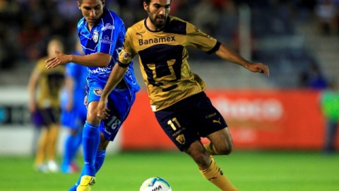Jehu Chiapas (der.), de Pumas, disputa el balón con Isaac Ortiz, de Celaya, en el juego de ayer en el que ambos repartieron puntos.