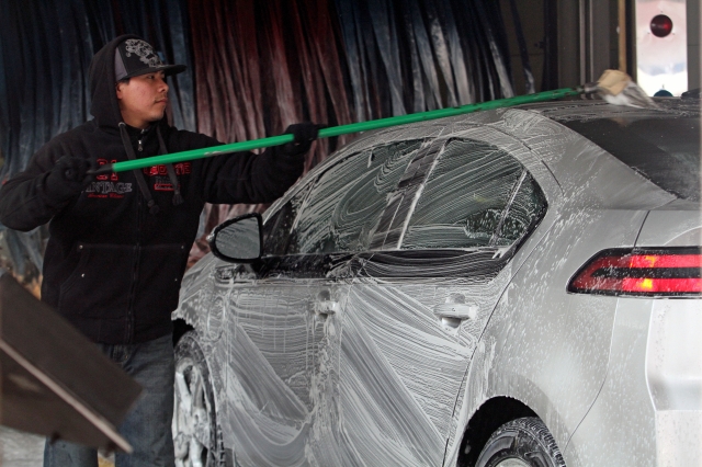 El guatemalteco Héctor Gómez, de 22 años, es uno de los lavadores de autos  beneficiados con el acuerdo de la fiscalía.