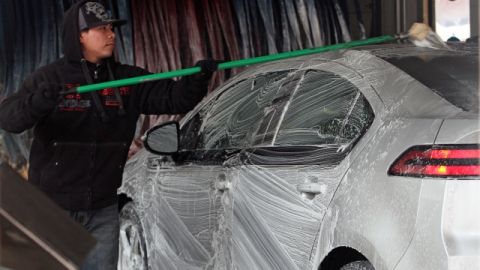 El guatemalteco Héctor Gómez, de 22 años, es uno de los lavadores de autos beneficiados con el acuerdo de la fiscalía.