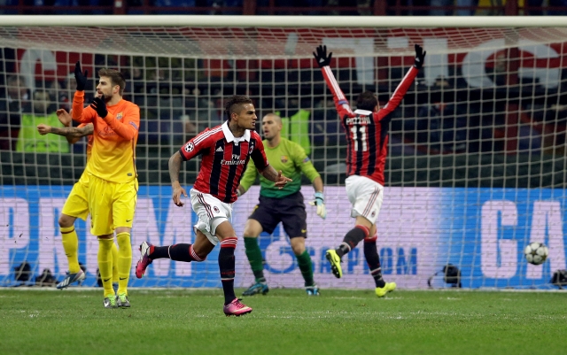 Kevin-Prince Boateng festeja la anotación del Milan sobre el Barcelona  mientras Gerard Piqué y Víctor Valdés no encuentran explicación a lo ocurrido.