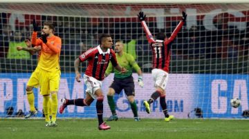 Kevin-Prince Boateng festeja la anotación del Milan sobre el Barcelona  mientras Gerard Piqué y Víctor Valdés no encuentran explicación a lo ocurrido.