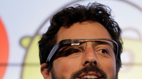 El co-fundador de  Google, Sergey Brin, muestra los lentes con conección a internet.