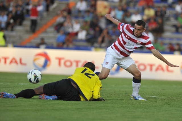 Luis Gil (d), de la selección Sub-20 de Estados Unidos, marcó un gol ante Haití en el partido inaugural de la eliminatoria de la Concacaf para el Mundial de Turquía, disputado el lunes en el Estadio Universitario de la BUAP, en Puebla, México.