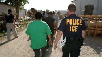 Fotografía de archivo de una redada de trabajadores indocumentados por parte de funcionarios del ICE.