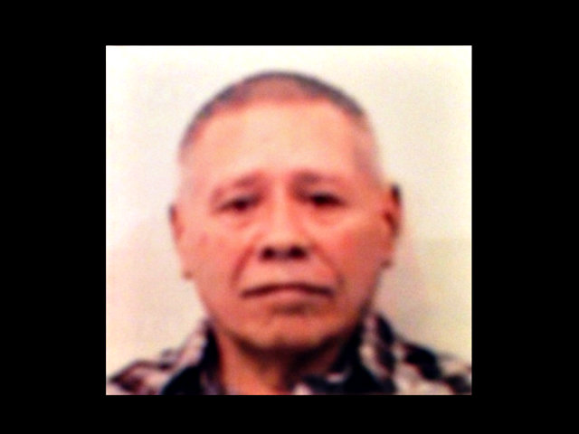 Don Angel Saavedra tiene 73 años y pesa alrededor de 120 libras.