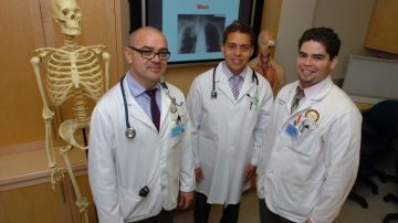 Médicos hispanos ayudan a integrarse a enfermeros bilingües a hospitales en EE.UU.
