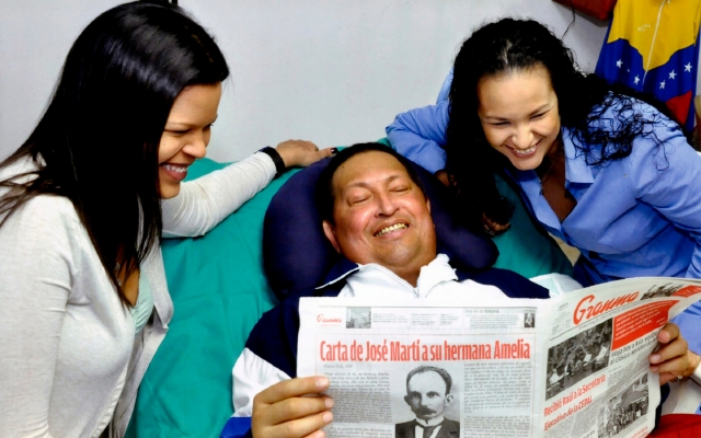 El presidente Hugo Chávez, acompañado de sus hijas María Gabriela, izq, y Rosa Virginia. Esta es una de las tres únicas fotos que se han visto del mandatario desde que fue operado en Cuba.