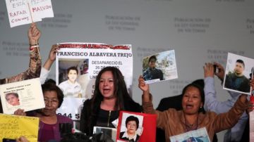 Familiares de víctimas de la violencia protestan durante la publicación de la Ley General de Víctimas, en Ciudad de México.