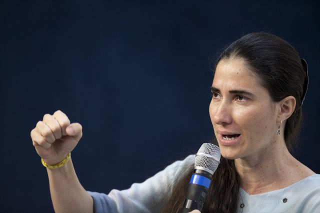 La disidente cubana Yoani Sánchez, autora del blog "Generación Y", habla durante un debate sobre libertad de expresión en la sede del periódico O Estado de S. Paulo, en la ciudad de Sao Paulo (Brasil).