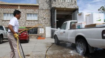 Un hombre lava un vehículo de la productora de pollo y huevo Bachoco, ubicada en el municipio de San Diego de la Unión, en el estado mexicano de Guanajuato.