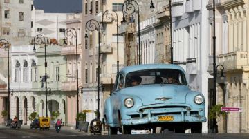 La nueva norma publicada por la Gaceta Oficial  complementa la política crediticia vigente. Un vehículo en una calle de La Habana.