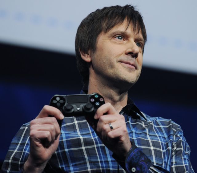 El diseñador de videojuegos Mark Cerny exhibe el  control "DualShock 4" durante la presentación del PlayStation 4.