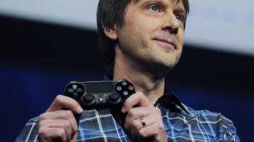 El diseñador de videojuegos Mark Cerny exhibe el  control "DualShock 4" durante la presentación del PlayStation 4.