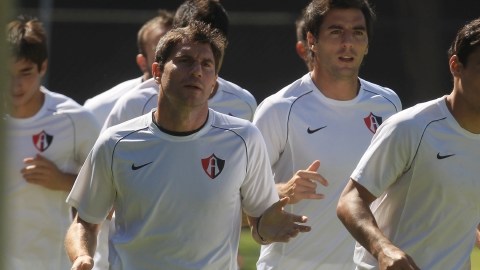 Leandro Cufré (izq.) y Omar Bravo lideran el trote de los atlistas, que manifiestan preocupación para su partido ante Querétaro.