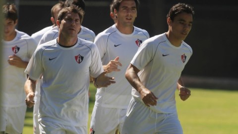 Leandro Cufré (izq.) y Omar Bravo lideran el trote de los atlistas, que manifiestan preocupación para su partido ante Querétaro.
