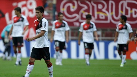 Juan Ignacio Vieyra (izq.) y sus compañeros del equipo argentino Newell's Old Boys se van cabizbajos de la cancha del Estadio Metropolitano al quedar sentenciado su revés ante el Deportivo Lara, ayer en Caracas.