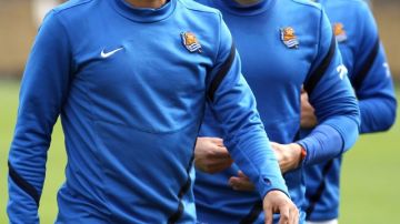 Los jugadores de la Real Sociedad, Carlos Vela (izq.), Alberto de la Bella  y Antoine Griezmann, durante el entrenamiento del equipo.