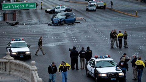 Las autoridades investigan en cruce de Las Vegas Blvd y Flamingo Road, donde un Maserati, cuyo conductor fue muerto tiros, chocó contra un taxi.