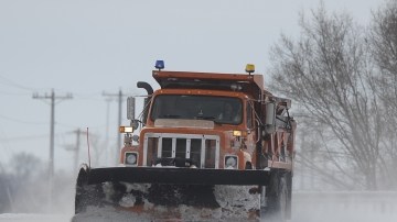 Uno de los vehículos que limpian los caminos trabaja ayer en medio de la tormenta en  Colorado Springs Colo. para rescatar a un automovilsta que quedó atrapado.