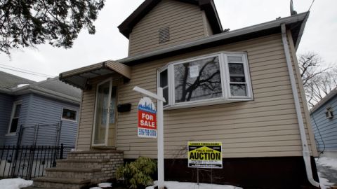 En la foto de archivo, una vivienda en el condado de Queens puesta a la venta tras caer en embargo hipotecario. En el estado de Nueva York, una de cada 10 hipotecas está en riesgo de ejecución hipotecaria, según se informó ayer.