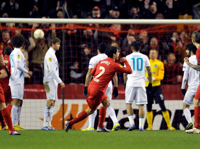 Luis Suárez (7) anota el primer gol del Liverpool y luego consiguió la segunda anotación pero no alcanzó para avanzar.