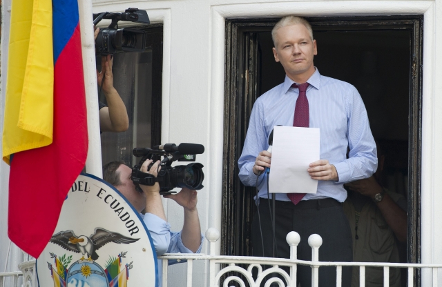 El fundador de Wikileaks Julian Assange, cuando ofrecía unas declaraciones desde el balcón de la embajada de Ecuador en Londres donde está refugiado.