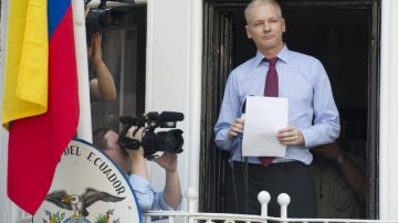 El fundador de Wikileaks Julian Assange, cuando ofrecía unas declaraciones desde el balcón de la embajada de Ecuador en Londres donde está refugiado.
