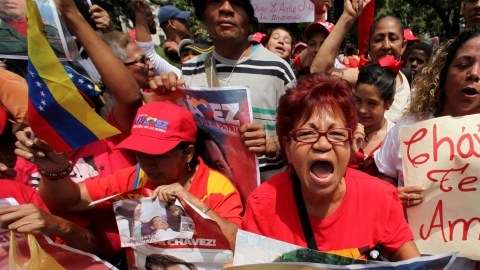 Seguidores de  Chávez celebran  en  Caracas el retorno del mandatario, aunque aún no ha hecho una apariencia pública.
