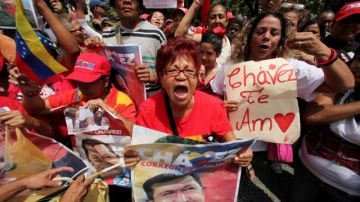 Seguidores de  Chávez celebran  en  Caracas el retorno del mandatario, aunque aún no ha hecho una apariencia pública.