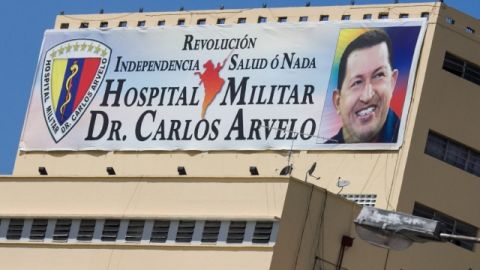 Fotografía de una valla con la imagen del presidente, Hugo Chávez, en la fachada del hospital militar Dr. Carlos Arvelo.