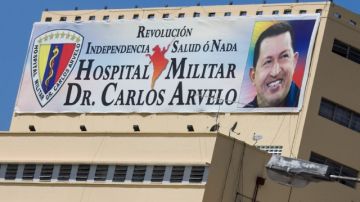Fotografía de una valla con la imagen del presidente, Hugo Chávez, en la fachada del hospital militar Dr. Carlos Arvelo.