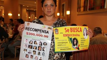 Lourdes Muñiz muestra el cartel con el que busca a su hija y otras jovencitas desaparecidas en el Estado de México.