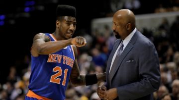 Iman Shumpert (21) recibe indicaciones del entrenador de los Knicks,  Mike Woodson,  que no pudo descifrar la estrategia de los Pacers de Indiana.