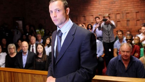 Aunque ella estaba escondida en el baño, intentando protegerse, Oscar Pistorius sostiene que mató a su novia porque la confundió con un ladrón.