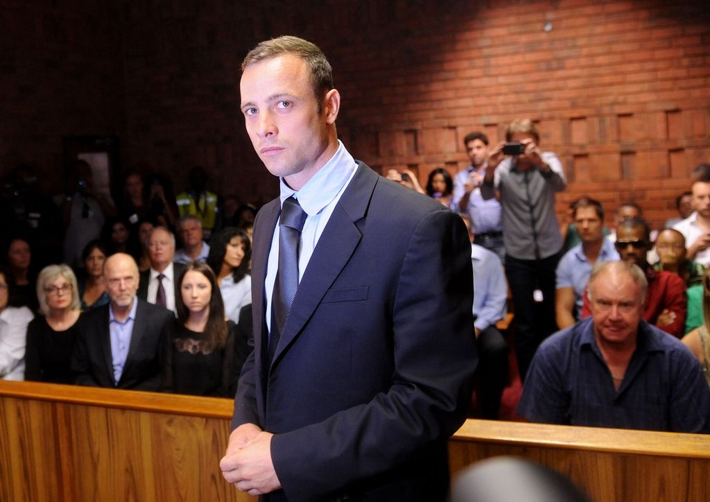Aunque ella estaba escondida en el baño, intentando protegerse, Oscar Pistorius sostiene que mató a su novia porque la confundió con un ladrón.