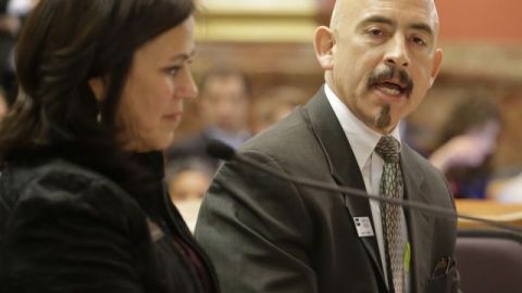 Gov. Joe García testifica sobre el proyecto de ley ante el comité del Senado de educación en el Capitolio, en Denver.