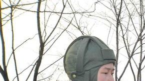 El líder norcoreano Kim Jong-un dirige una maniobra real de artillería.