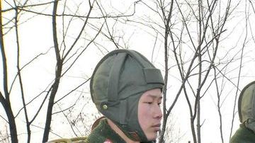 El líder norcoreano Kim Jong-un dirige una maniobra real de artillería.