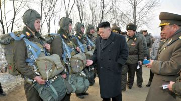 El líder norcoreano Kim Jong-un dirige una maniobra real de artillería.