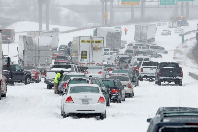 El tránsito en la carretera Northbound I-29 en Kansas City, Mo. se vio afectada por la tormenta de nieve ayer.