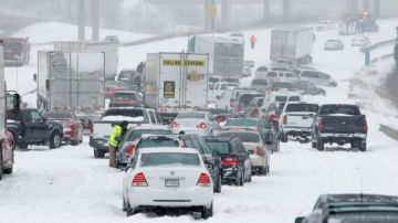 El tránsito en la carretera Northbound I-29 en Kansas City, Mo. se vio afectada por la tormenta de nieve ayer.