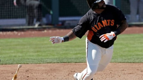Pablo Sandoval  de los Gigantes de SF golpea un sencillo pen el cuarto inning de un juego de béisbol de entrenamiento contra los Angelinos de Los Ángeles.