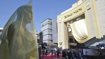 Una réplica de la estatuilla del Premio Oscar ante el Teatro Dolby en Hollywood.