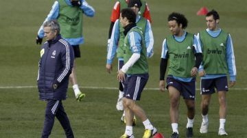 El técnico del Real Madrid, José Mourinho (izq.), dirigió ayer la práctica con miras al encuentro de hoy ante La Coruña.