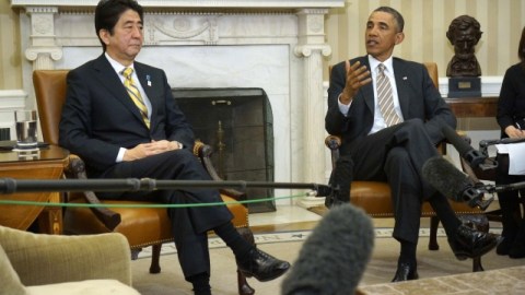 El presidente Obama recibió a Shinzo Abe en la Casa Blanca con el propósito de reforzar su crucial alianza en momentos de tensión por una disputa territorial sino-nipona y la prueba nuclear de Norcorea.
